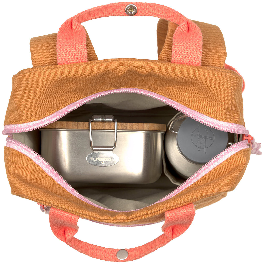 De open Lässig kleuterrugzak met daarin een roestvrijstalen lunchbox en een waterfles.