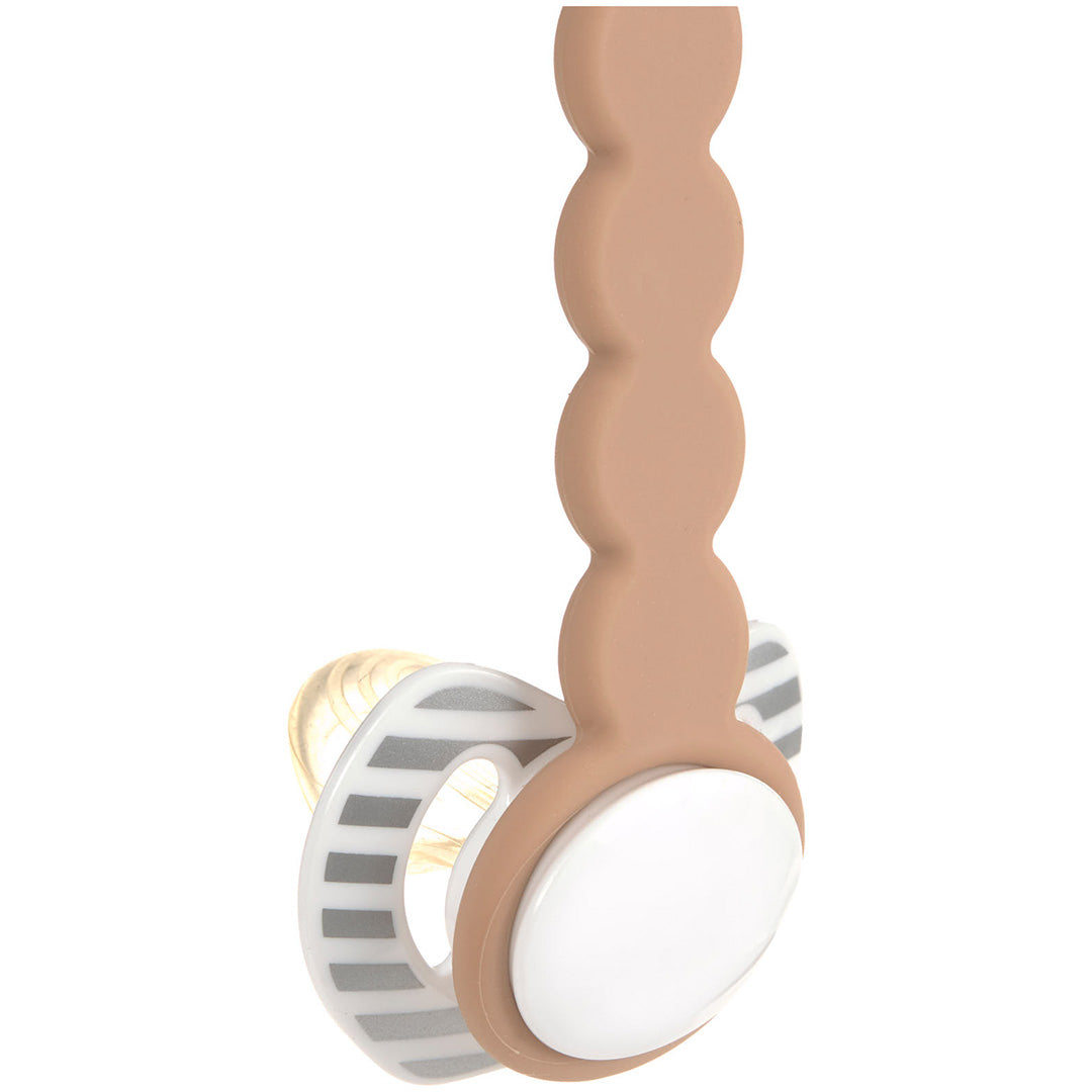 Detail van het Lässig speenkoord met beige siliconen band bevestigd aan een gestreepte fopspeen.