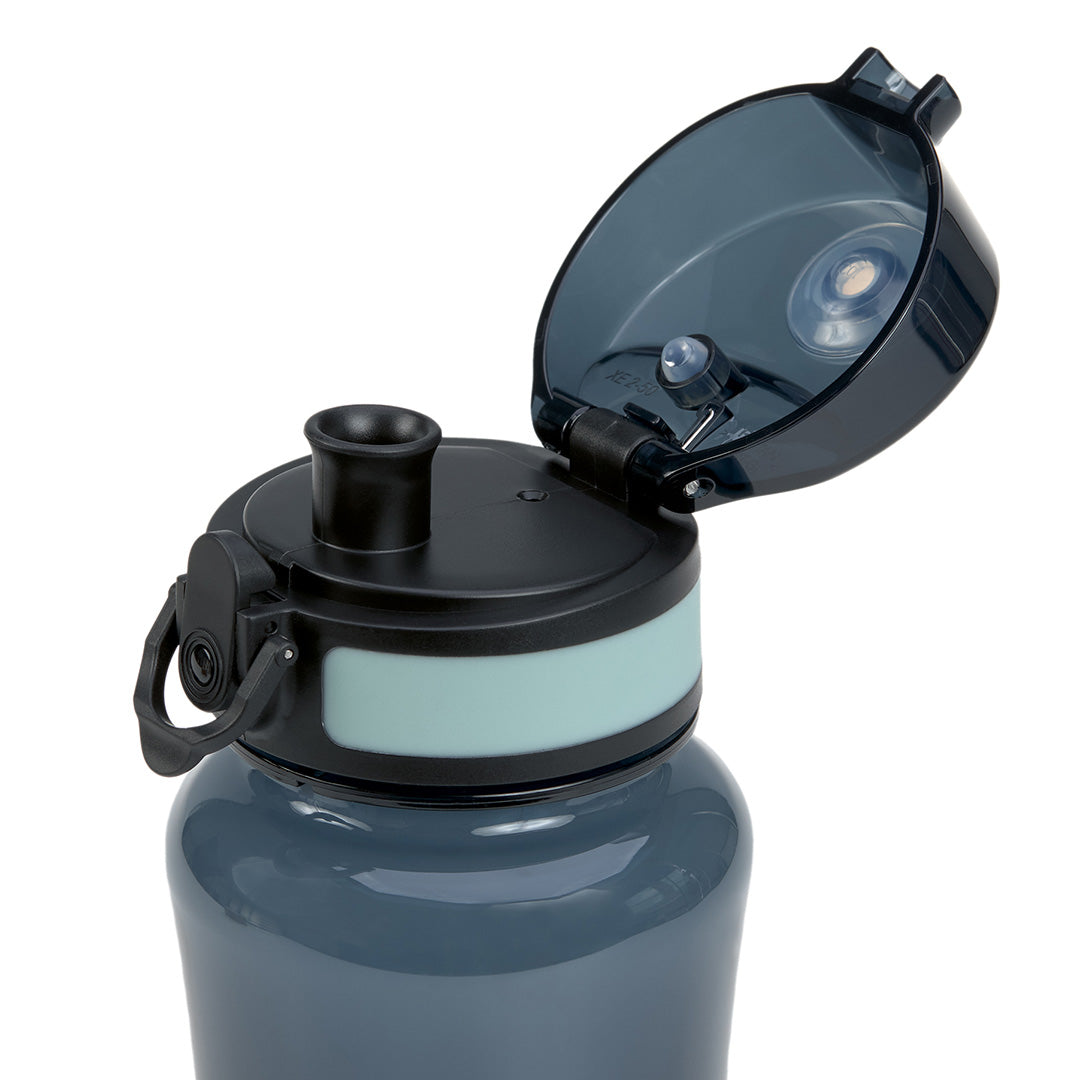 Detail van de opengeklapte donkere dop van de Lässig blauwe kinderdrinkfles.