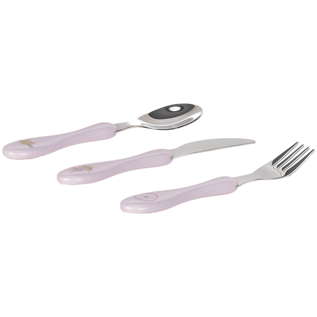 Lässig kinderbestekset met roze handvatten en kattenfiguren, bestaande uit een lepel, mes en vork, schuin gefotografeerd.