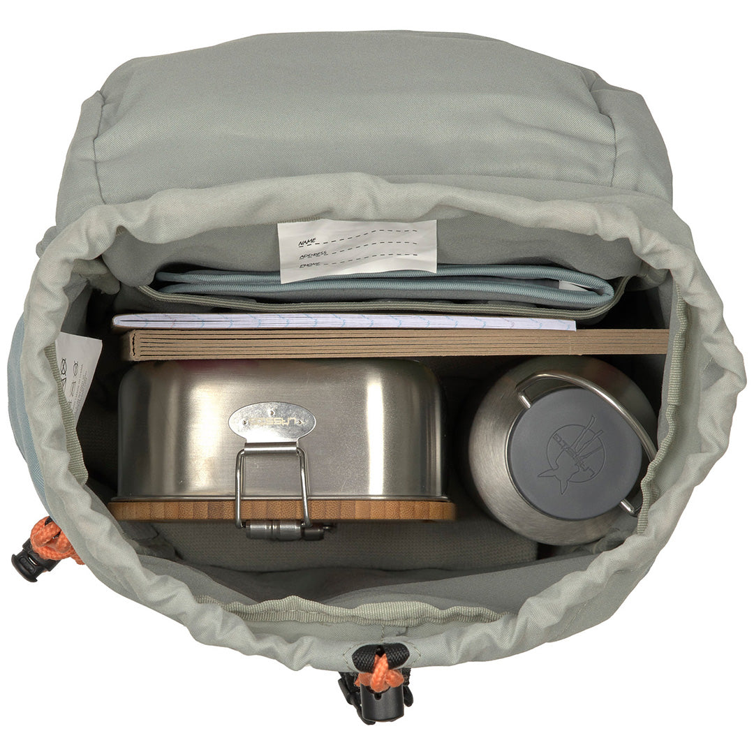 Binnenzijde van de Lässig lichtblauwe kleuterrugzak gevuld met een lunchbox, waterfles en schrift.