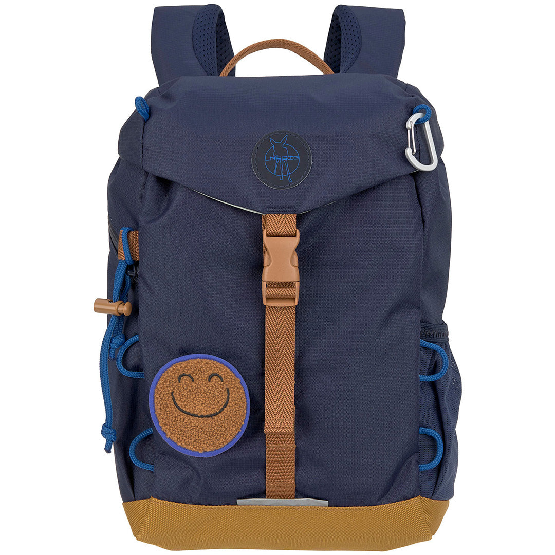 Lässig navyblauwe kleuterrugzak met bruine banden, blauwe koorden en een bruine smiley patch.