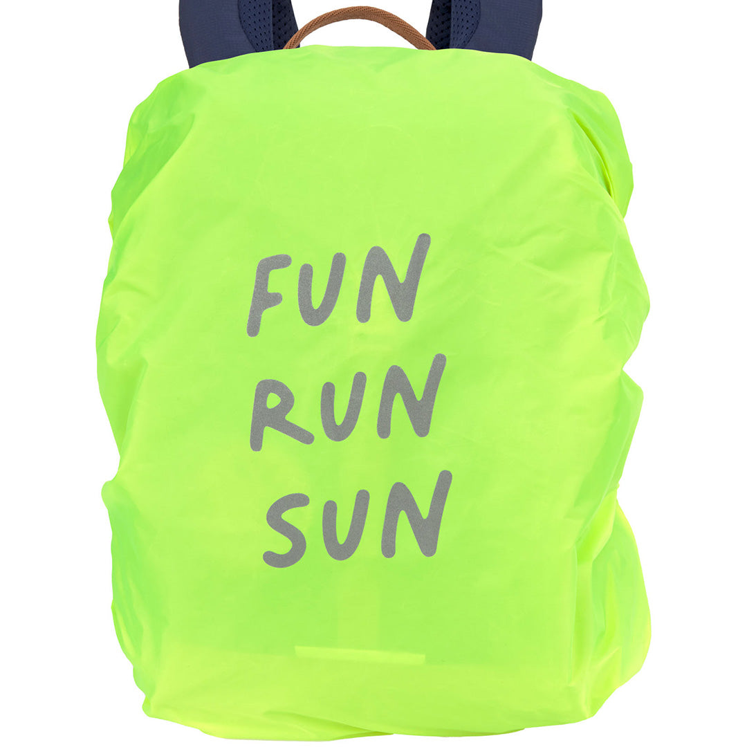 Neon groene regenhoes met de tekst "FUN RUN SUN" over een rugzak.