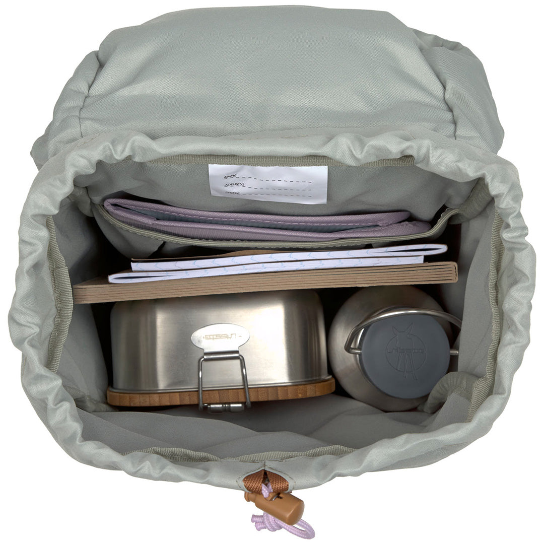 Binnenzijde van de Lässig kleuterrugzak gevuld met een lunchbox, drinkfles en notitieboekjes.