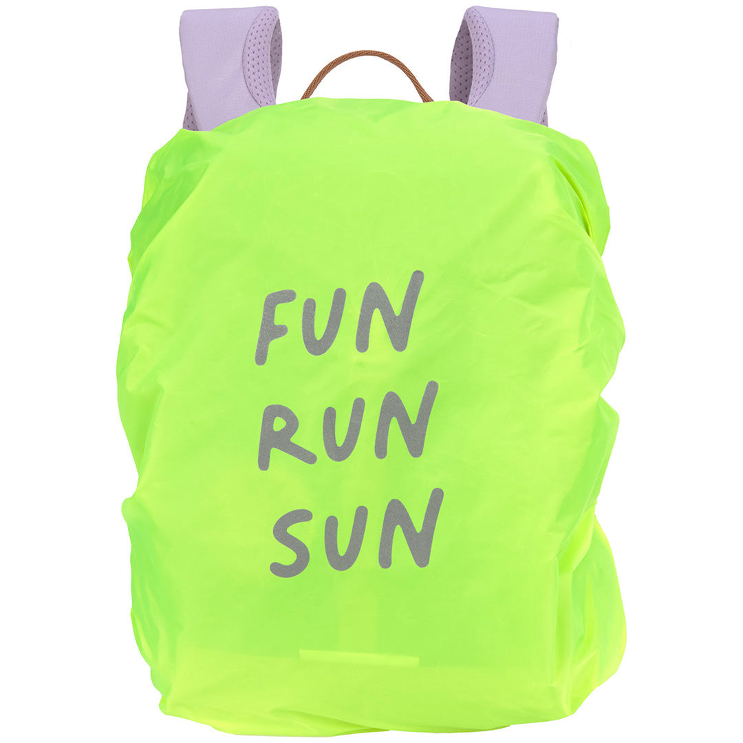 De achterkant van de Lässig kleuterrugzak met een neongele regenhoes met de tekst "FUN RUN SUN".
