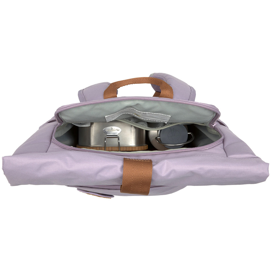 Bovenaanzicht van de open lässig paarse schoolrugzak met een lunchbox en beker erin.