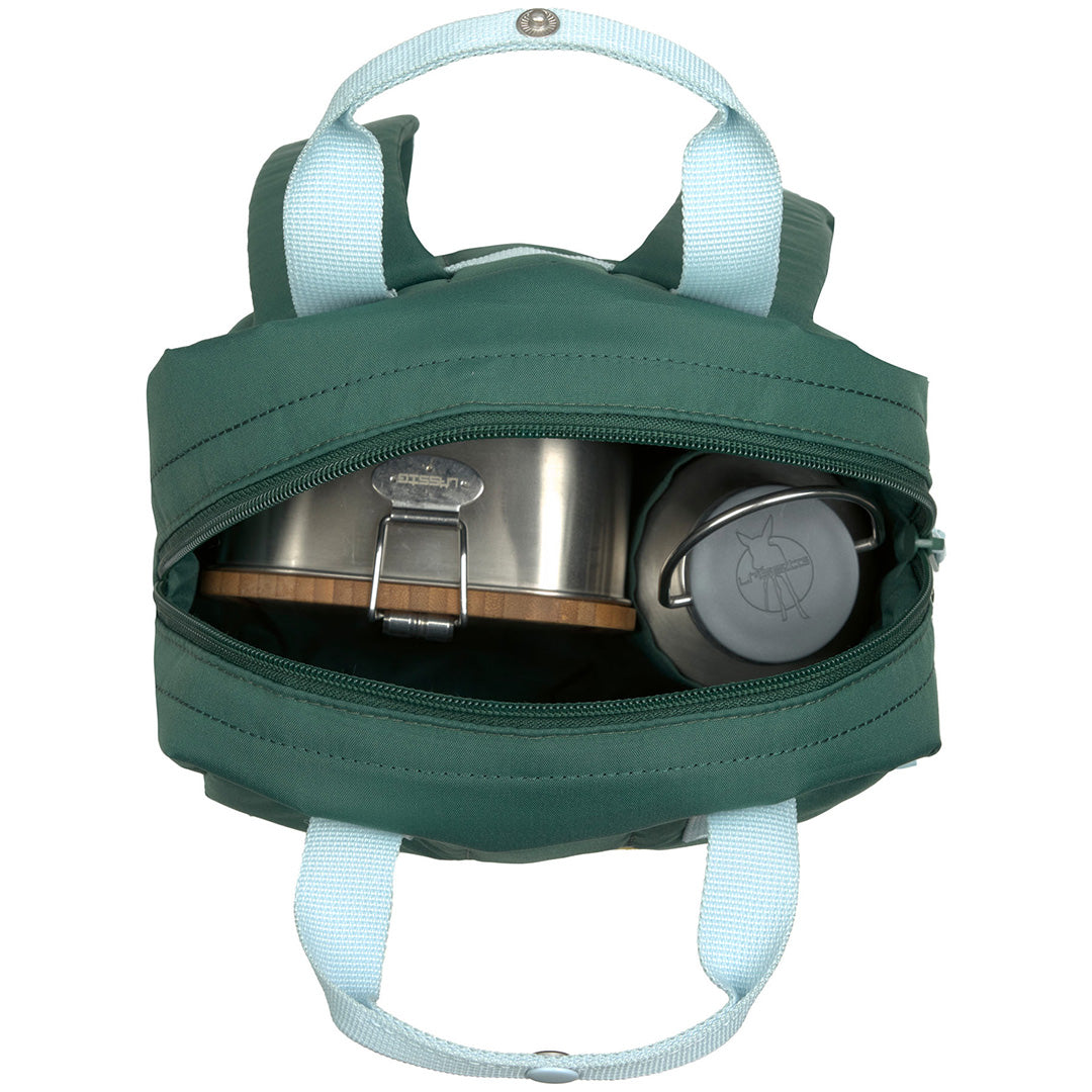 Bovenaanzicht van de open Lässig donkergroene kleuterrugzak met een lunchbox en waterfles erin.