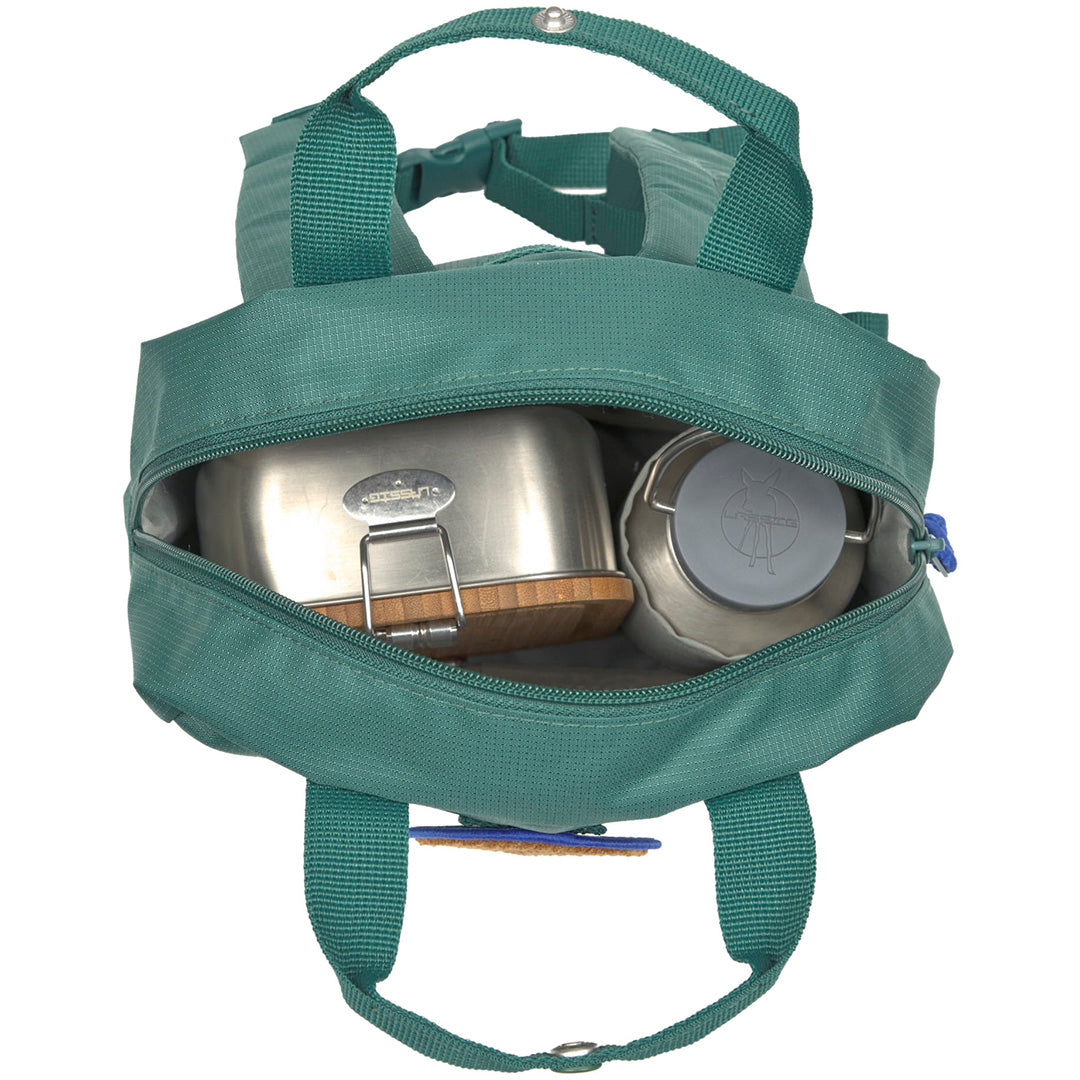 De open donkergroene Lässig kleuterrugzak met een metalen lunchbox en thermosfles erin.