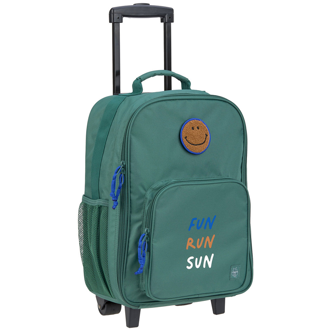 Lässig groene kinderkoffer met uitschuifbare hendel, smiley patch en de tekst 'FUN RUN SUN'.