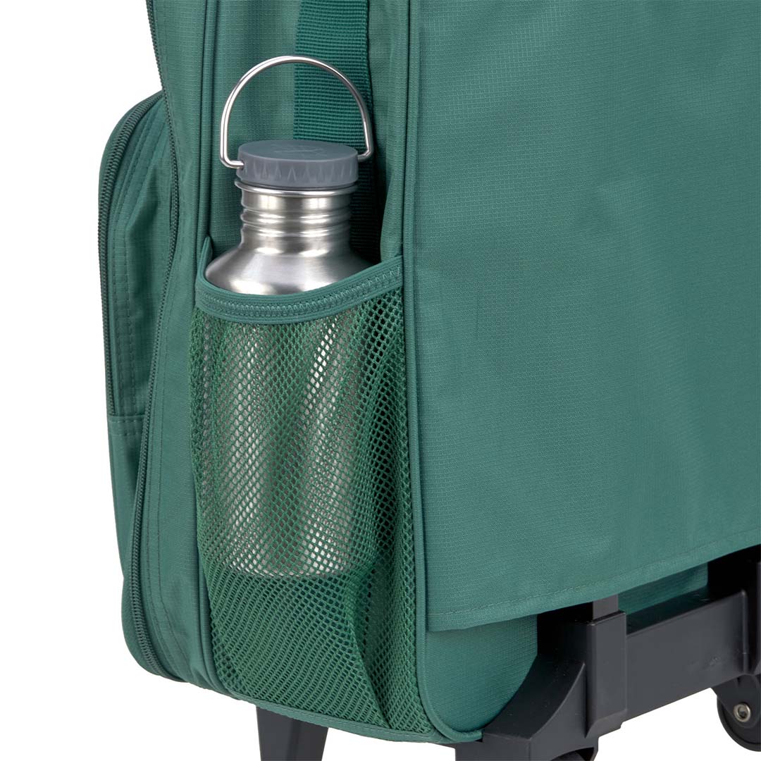 Zijvak van de lässig groene kinderkoffer met een zilveren drinkfles.