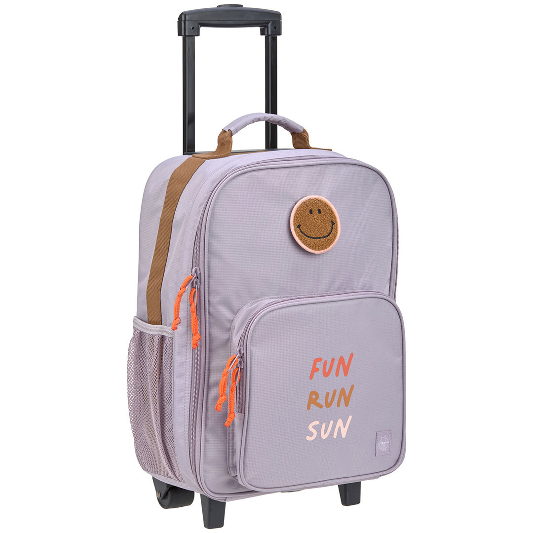 Lässig kinderkoffer in lila met smiley patch en de tekst 'FUN RUN SUN'.