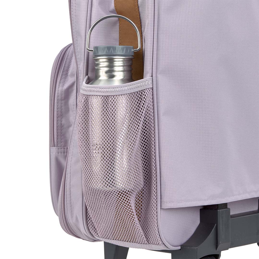 Detail van de zijkant van de lässig kinderkoffer in lila met een waterfles in het mesh zijvak.