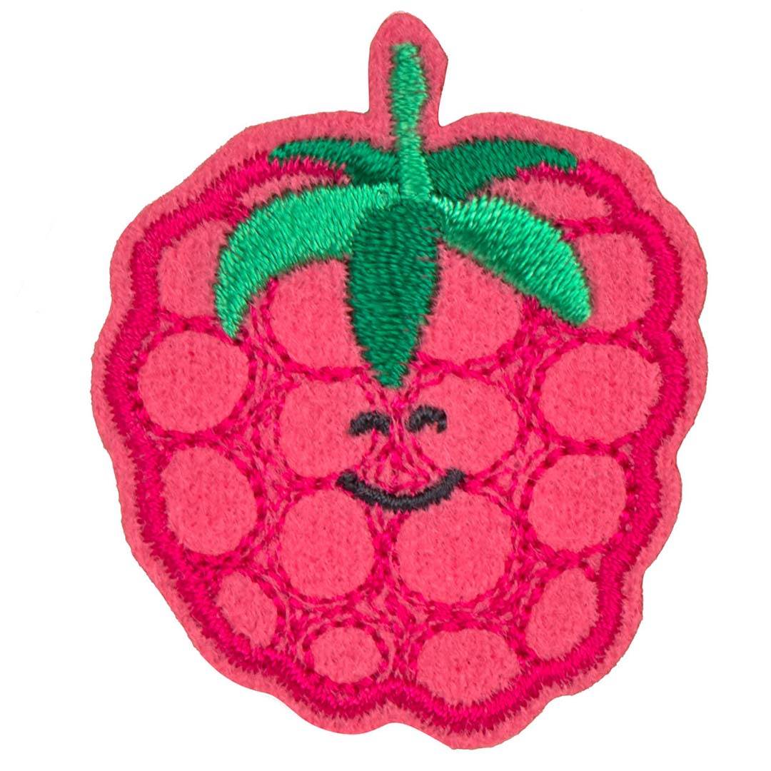 Detail van een roze framboos stofsticker met een groen steeltje en een lachend gezichtje.