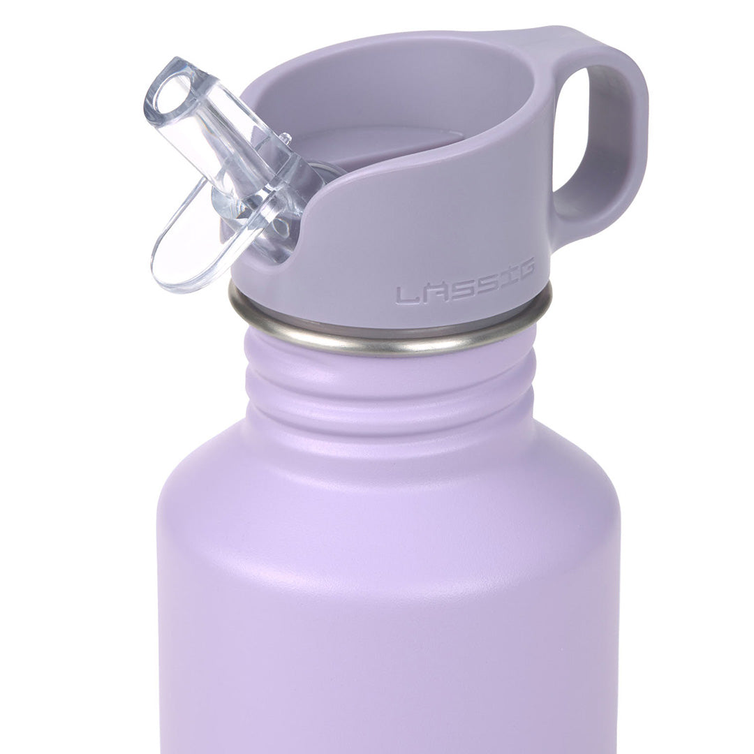 Detail van de Lässig kinder drinkfles met de grijze dop en het uitklapbare rietje.