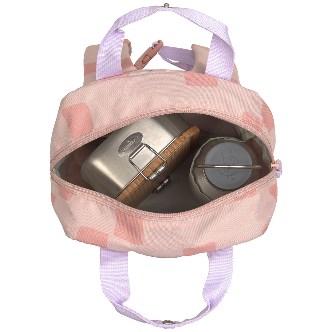 Bovenopzicht van de open roze Lässig kleuterrugzak met geruit patroon, met een lunchbox en waterfles erin.