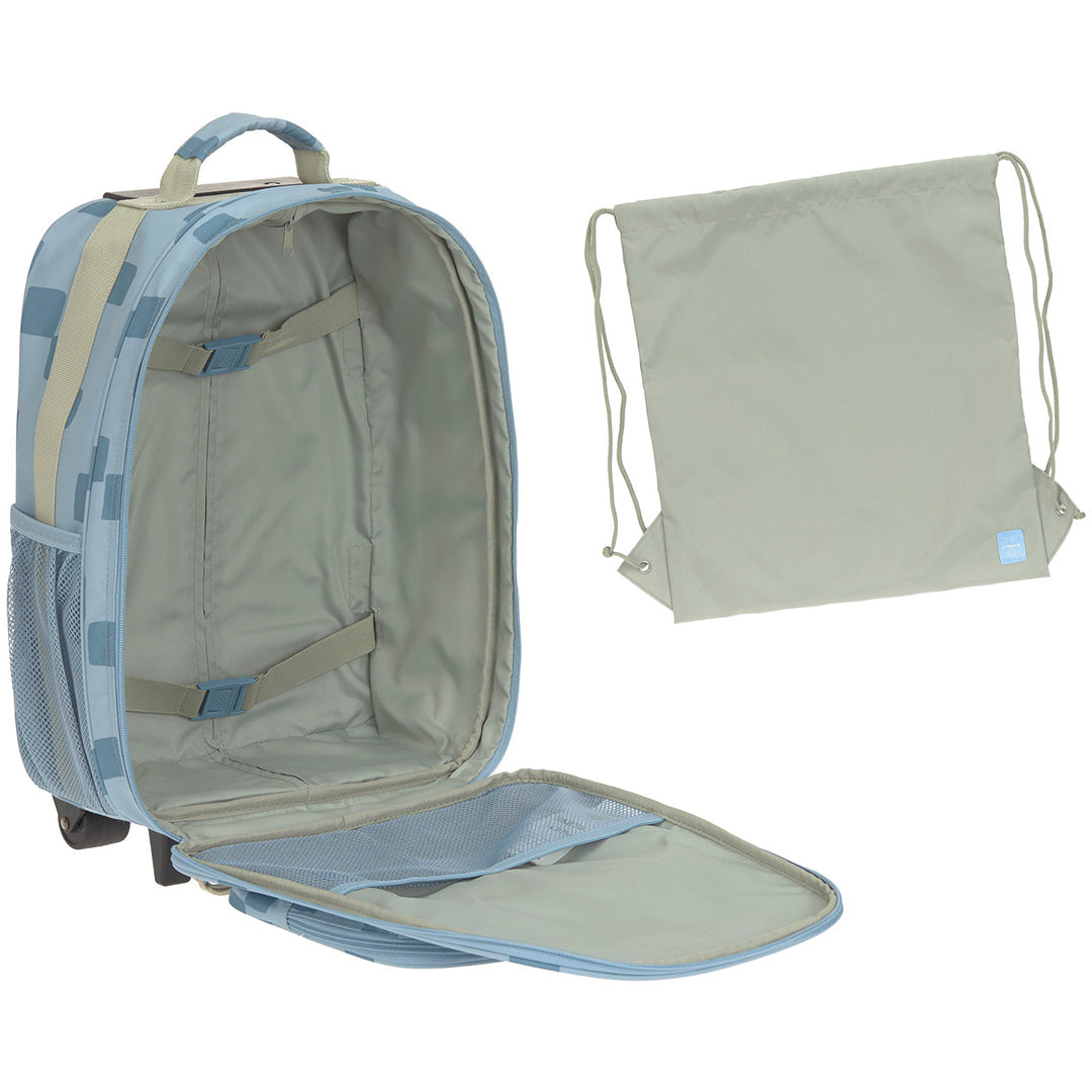 De open blauwe kinderkoffer met geometrisch patroon en een bijpassende trekkoordtas ernaast.