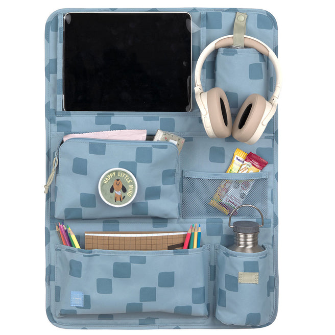 Lässig auto organizer in blauw met geometrisch patroon, gevuld met een tablet, koptelefoon en andere spullen.