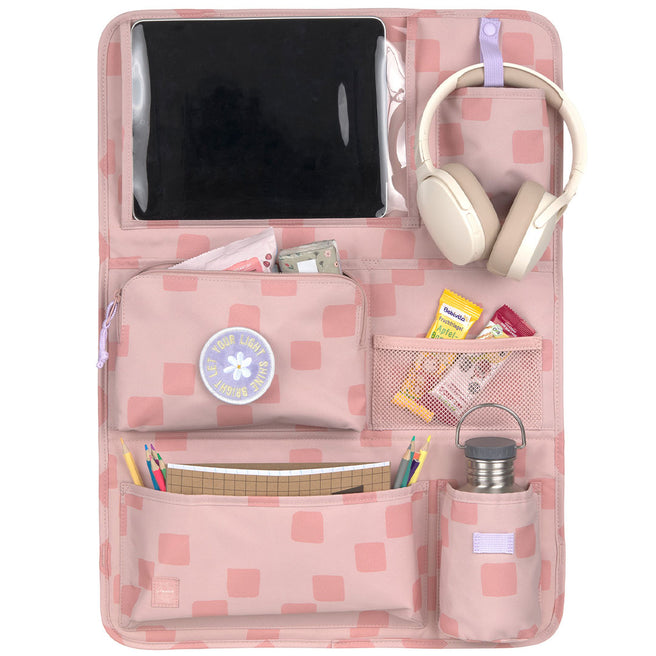 Lässig roze geruite auto organizer gevuld met een tablet, koptelefoon, snacks en andere spullen.