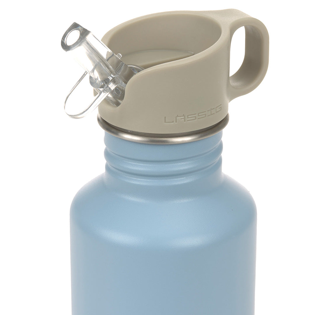 Close-up van de beige dop met uitklapbaar rietje van de Lässig kinder drinkfles.