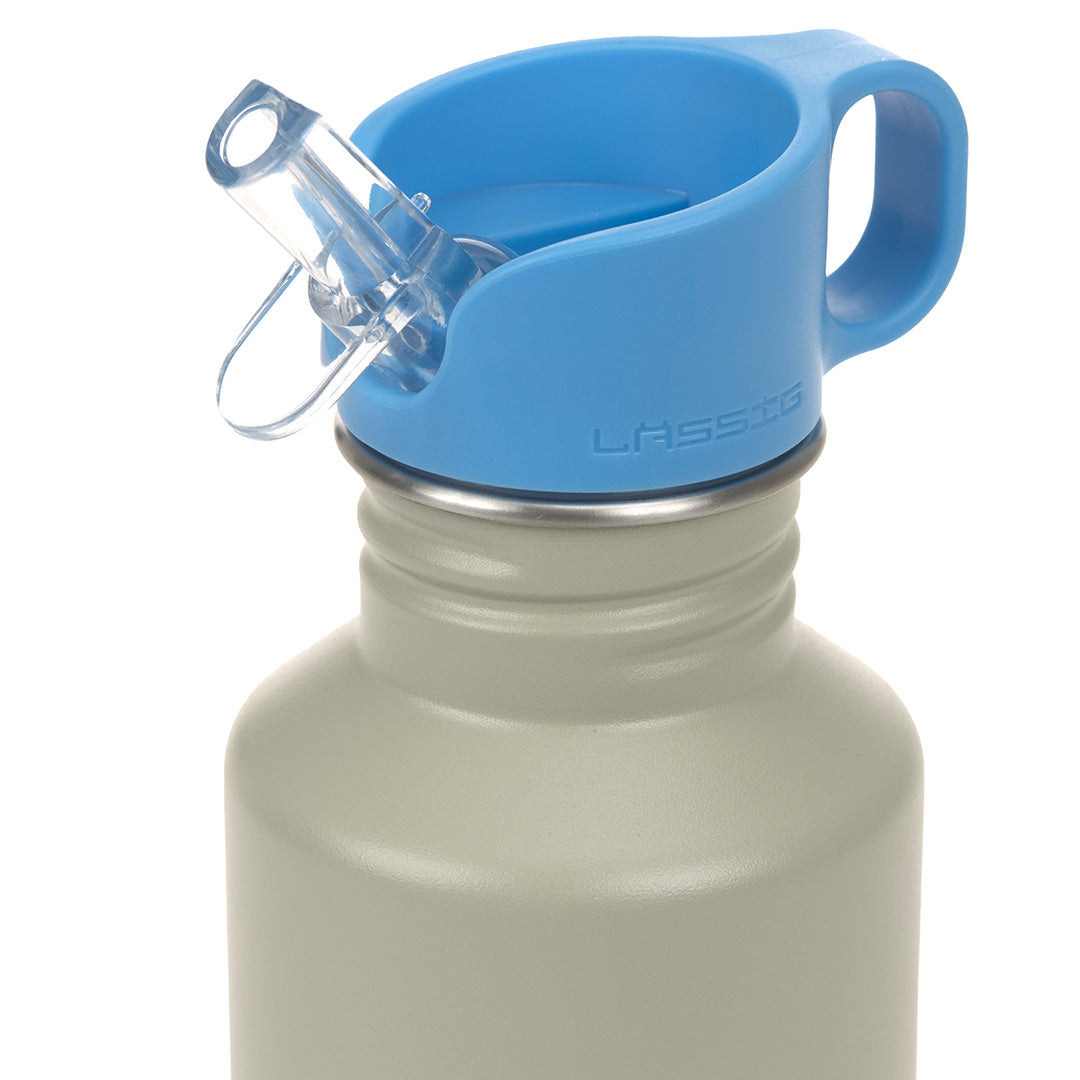 Detail van de Lässig groene kinder drinkfles met de blauwe dop en het omhooggeklapte rietje.