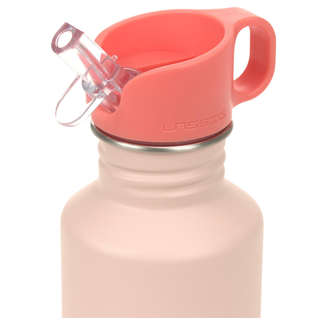 Detail van de open roze dop met rietje van de Lässig roestvrijstalen kinder drinkfles.
