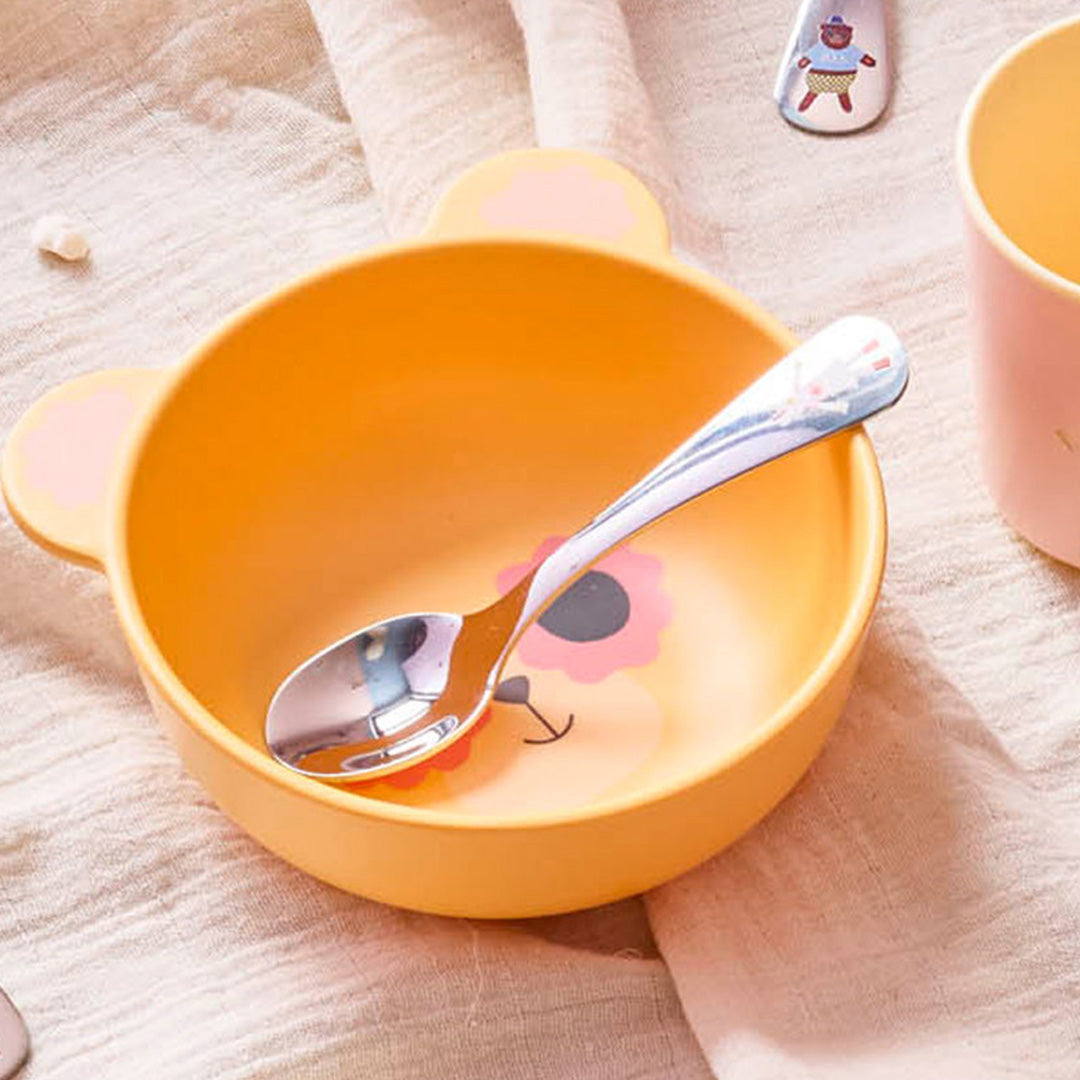 rice kinderkom in de vorm van een gele beer met zonnebril, met een lepel erin.