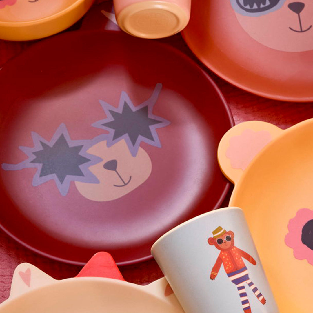 Collectie van rice kinderborden en bekers met verschillende dierenfiguren, waaronder de bruine beer met zonnebril.