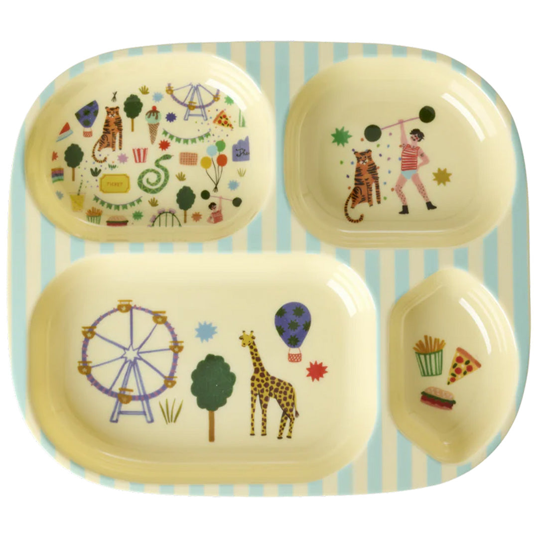 rice vakjesbord met vier vakken en een geel-blauw gestreept patroon, versierd met circus- en kermisfiguren.