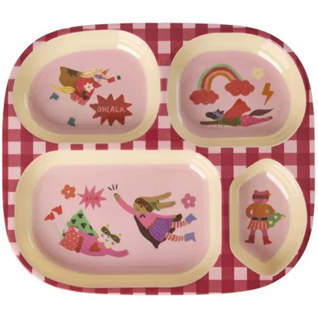 Rice roze vakjesbord voor kinderen met superheldenfiguren en een rood-wit geruit patroon.