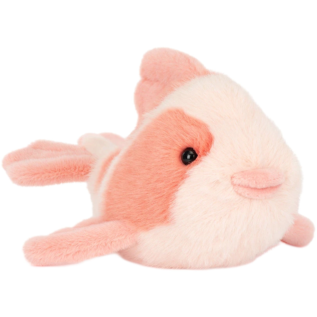 Jellycat knuffelvis Fancy Carp in roze en wit, schuin gefotografeerd.