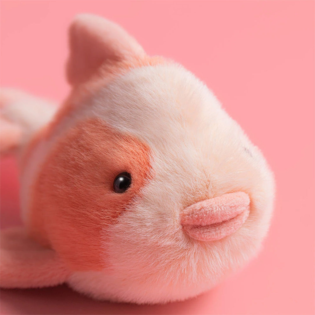 Detail van de kop van de roze en witte Jellycat knuffelvis Fancy Carp.