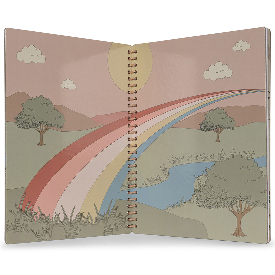 Een open stickerboek toont een landschapspagina met een grote regenboog over heuvels en een rivier.