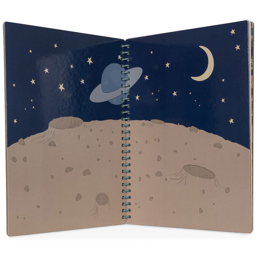 Open Konges Sløjd stickerboek met een illustratie van een maanlandschap met kraters, een planeet en sterren aan de nachtelijke hemel.