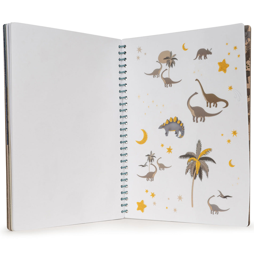 Open Konges Sløjd stickerboek met een lege linkerpagina en een rechterpagina vol met dinosaurusstickers en sterren.
