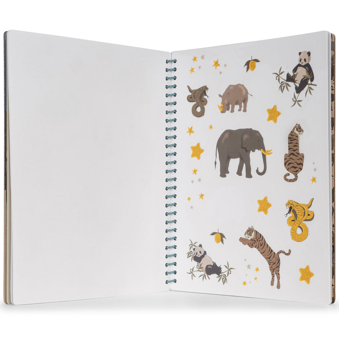 Open Konges Sløjd stickerboek met een lege linkerpagina en een rechterpagina vol met stickers van jungle-dieren zoals een panda, neushoorn, olifant en tijger.