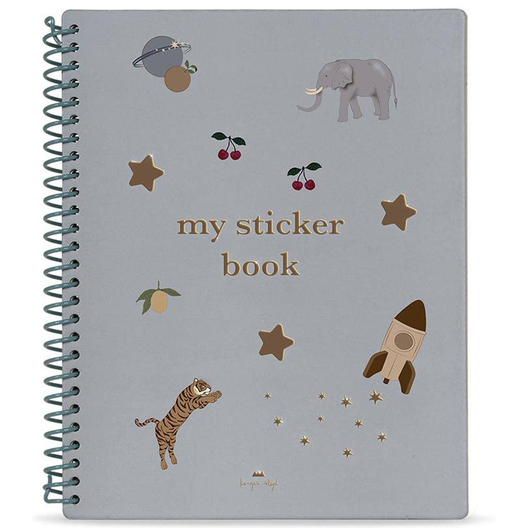 Konges Sløjd stickerboek met een lichtgroene kaft waarop een olifant, tijger, raket, planeten en sterren te zien zijn.