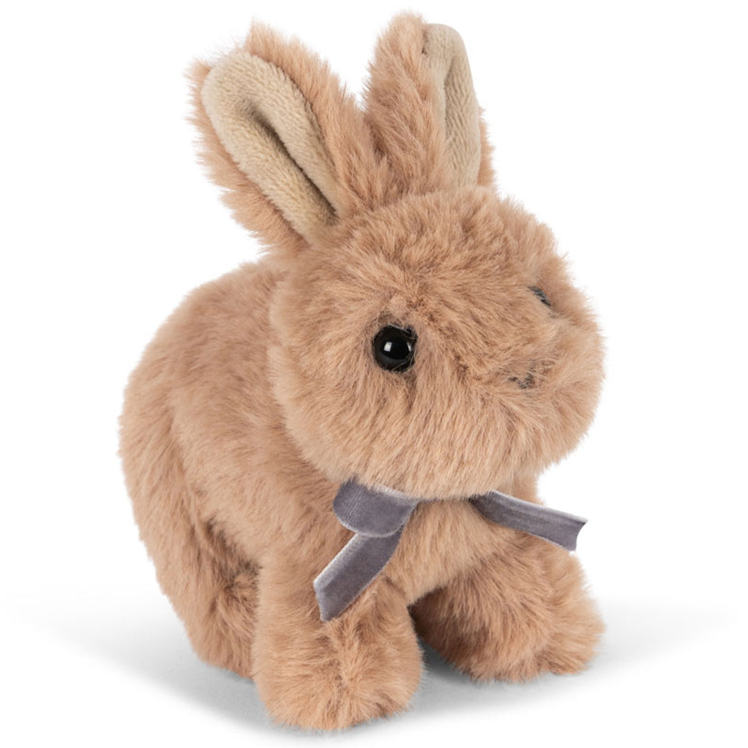 Konges Sløjd pluchen knuffelkonijn in bruin met een grijs strikje, van voren gezien.