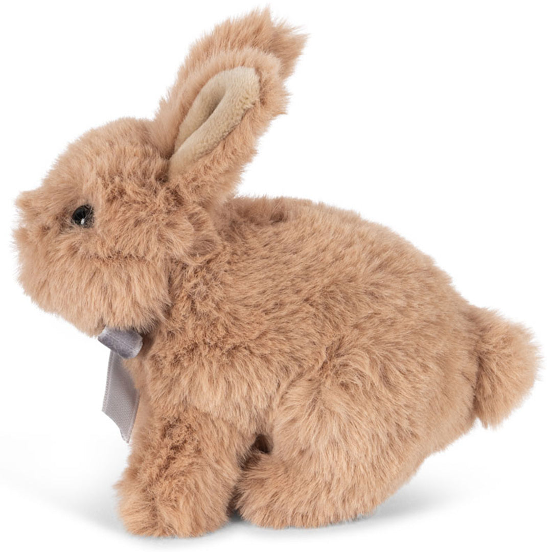 Konges Sløjd pluchen knuffelkonijn in bruin met een grijs strikje, van de zijkant gezien.