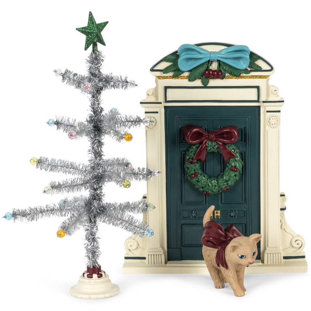 konges sløjd kerstdecoratie set met zilveren kerstboom, groene deur en katje.