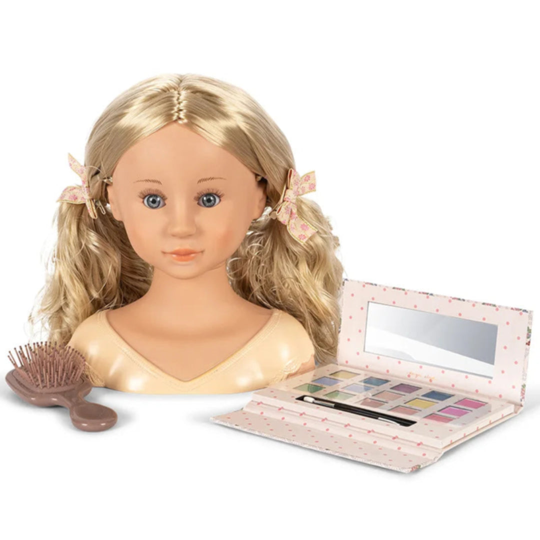 Konges Sløjd make-up pop Lili met blonde vlechten, een borstel en een open make-up palet.