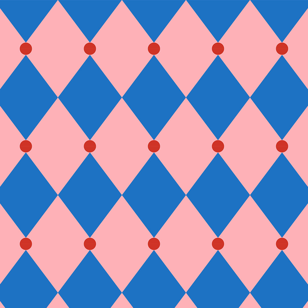ole inpakpapier met een blauw en roze diamantpatroon en rode stippen.