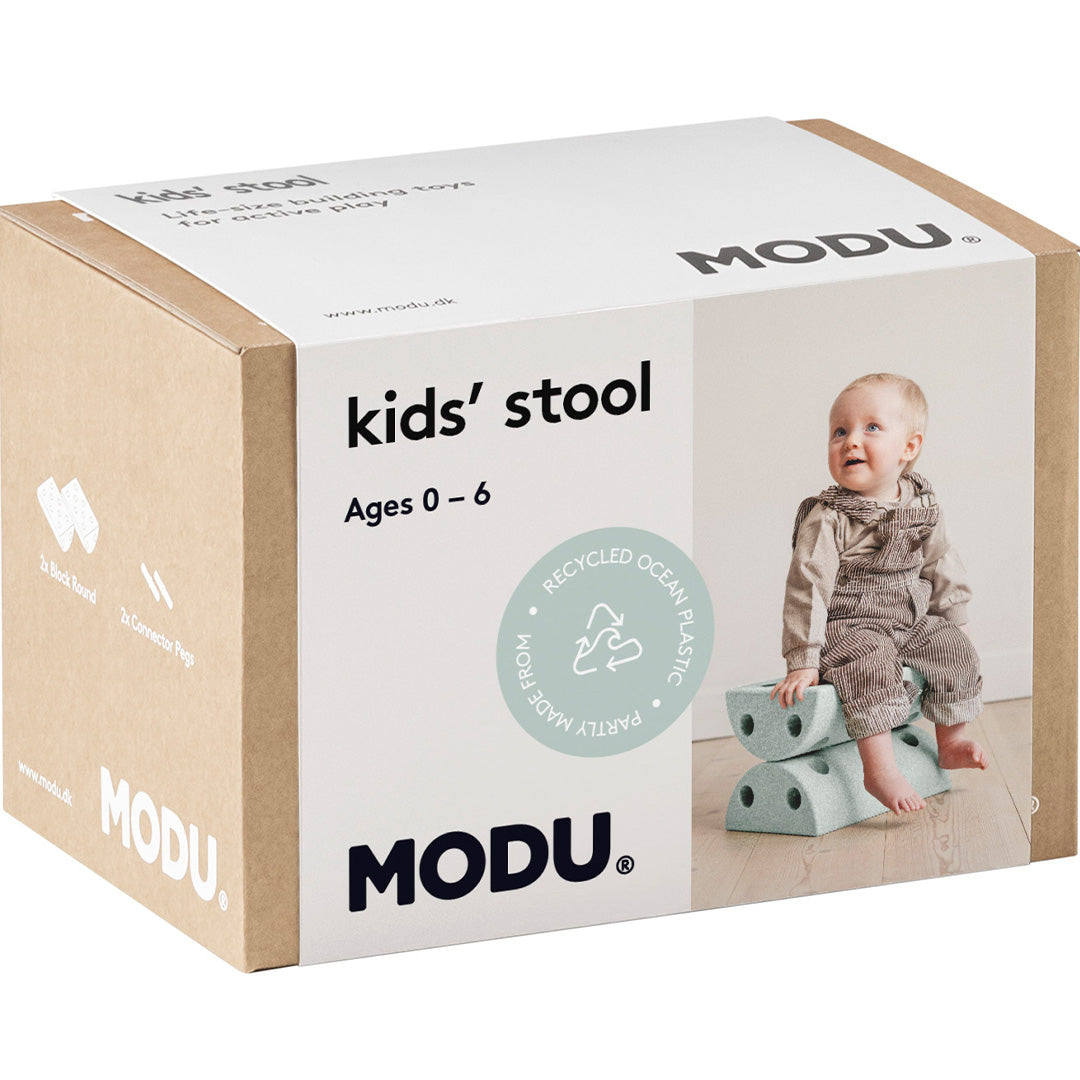 De verpakking van de modu 'kids' stool' met een afbeelding van een baby op de blokken.