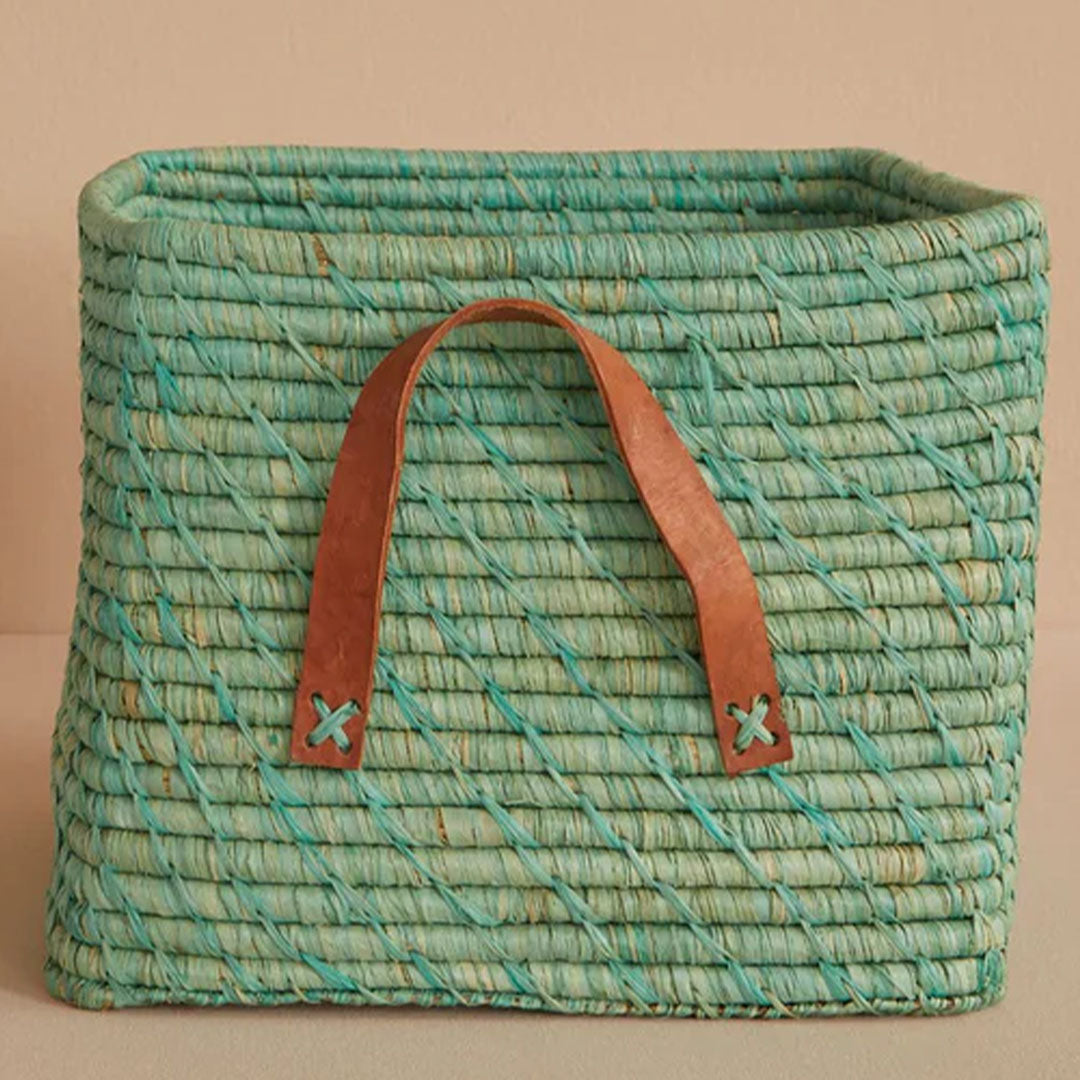 rice mintgroene raffia opbergmand met bruin leren handvat.