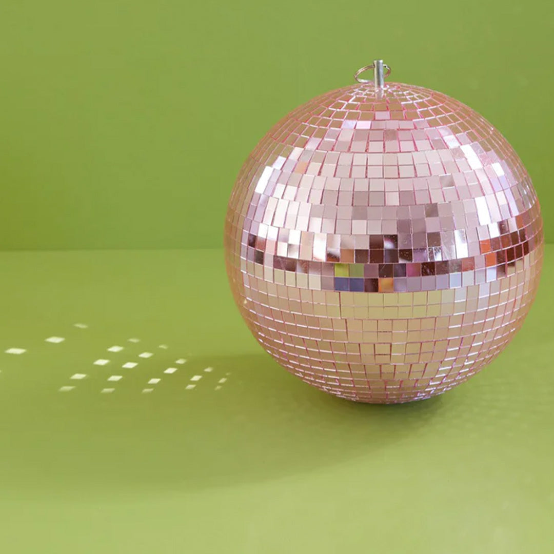 Roze rice discobal op een groene ondergrond, met lichtreflecties.