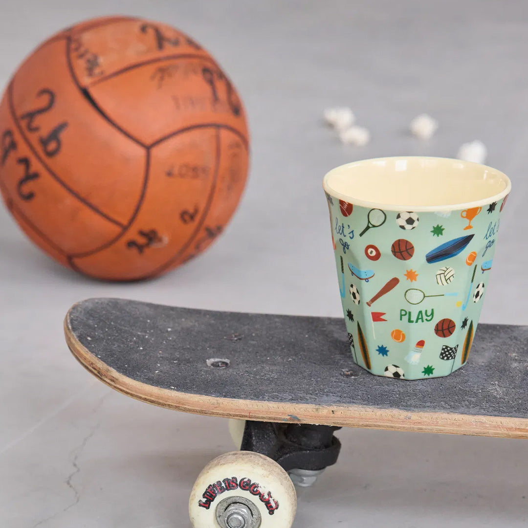 rice kinderbeker met sportthema op een skateboard met een basketbal op de achtergrond.