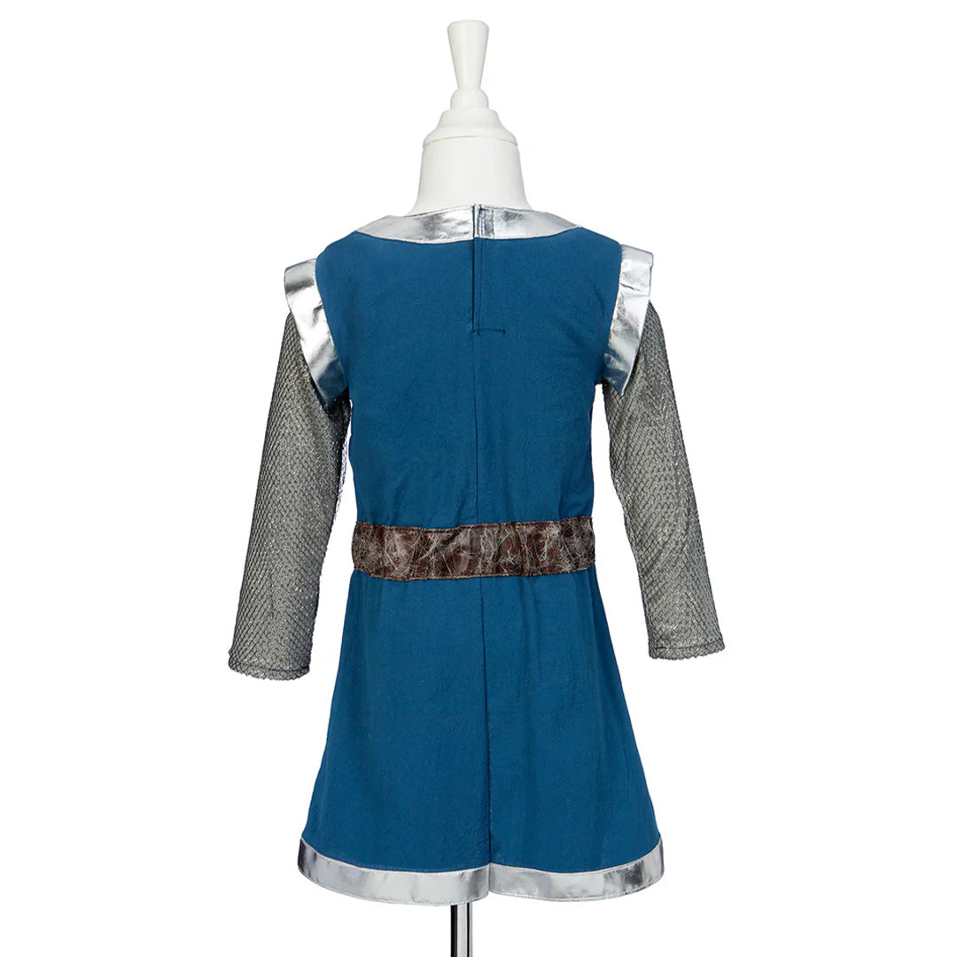De achterkant van de blauwe ridder verkleedkleding met zilveren randen en mouwen.