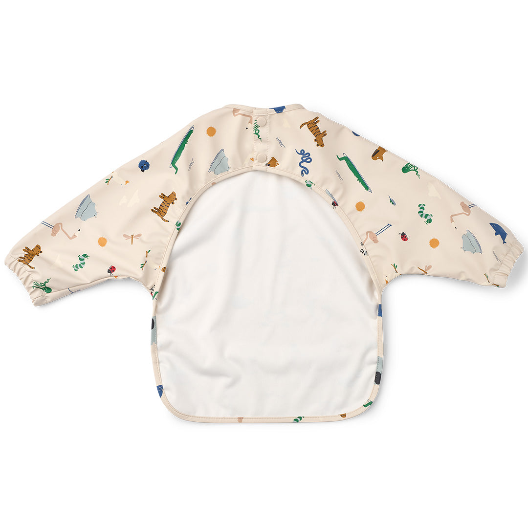 De achterkant van de Liewood mouwslab voor baby's in beige met een 'Around the World' patroon van dieren en voertuigen.