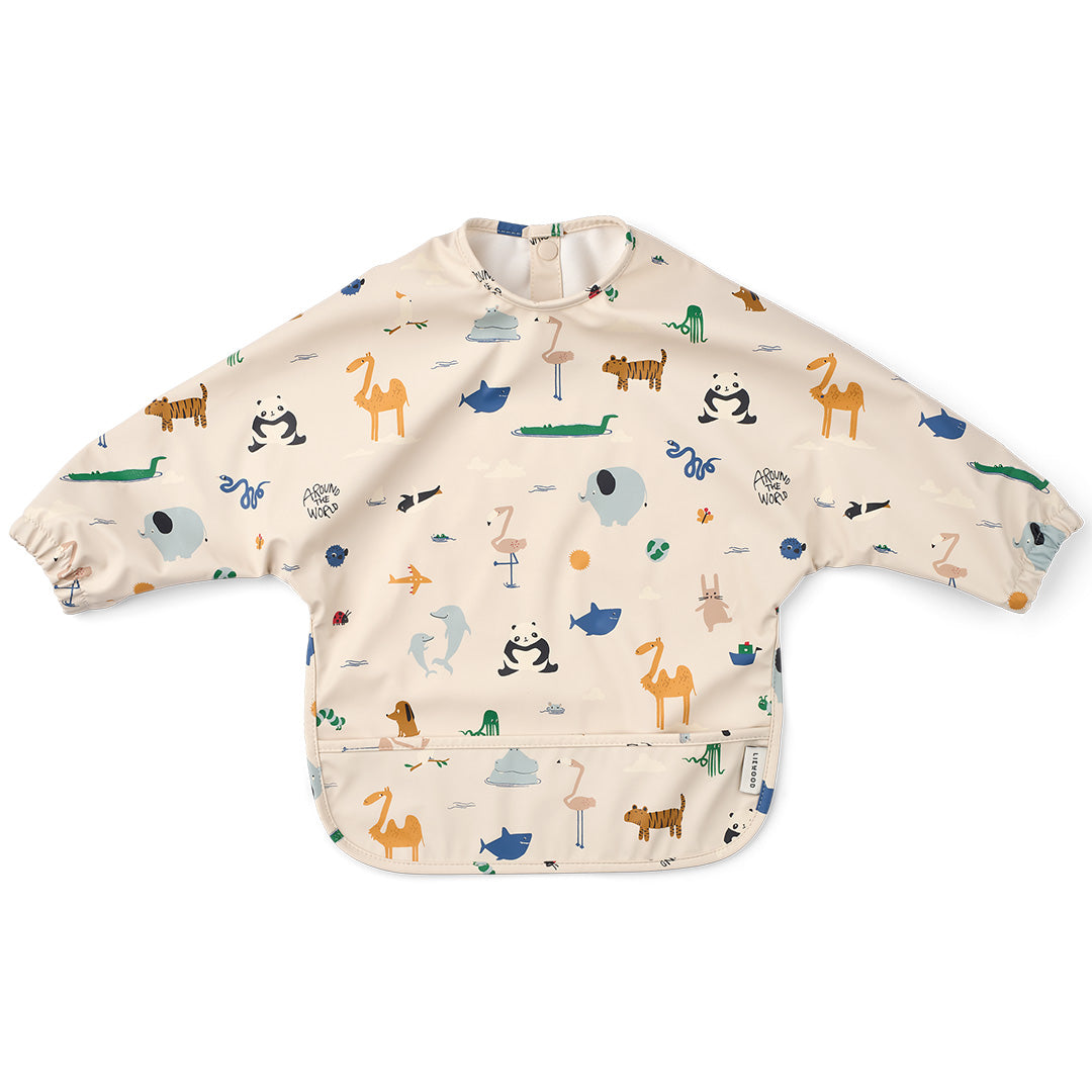 Liewood mouwslab voor baby's in beige met een 'Around the World' patroon van dieren en voertuigen, met een voorvakje.