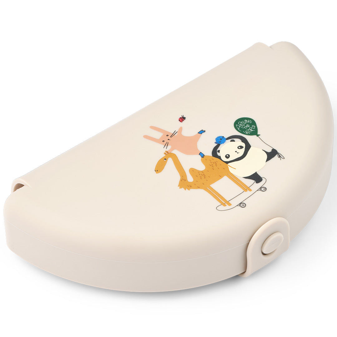 Liewood siliconen snackdoos in beige met 'Around the World' dierenprint.
