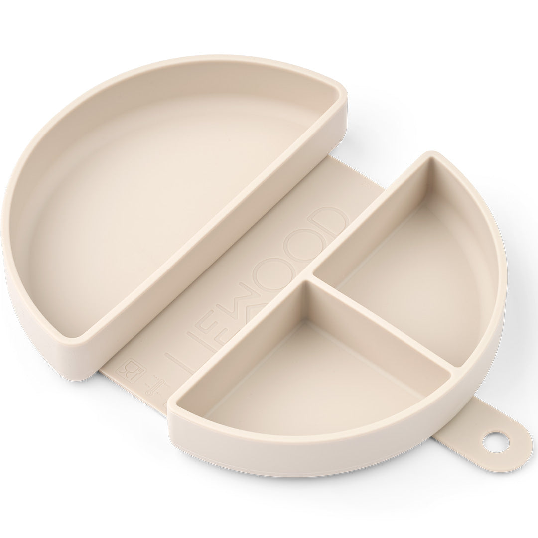 Open Liewood siliconen snackdoos in beige met twee vakken.